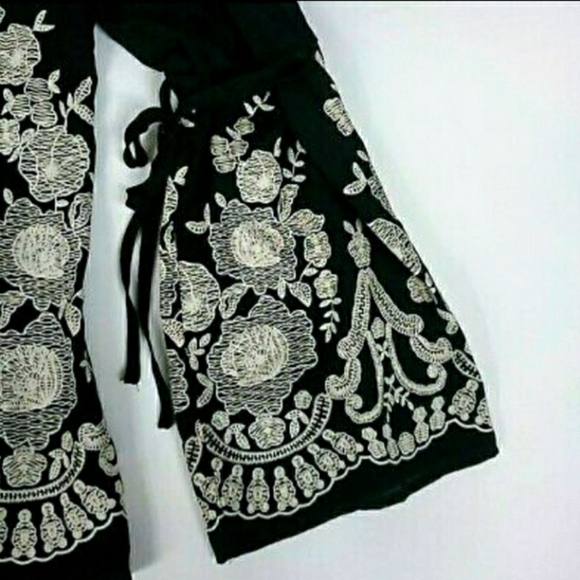 Maurice's Bell Sleeve Floral Detail Border Blouse - Picture 4 of 10